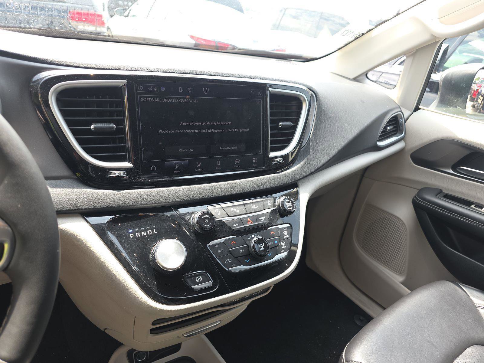 Used 2023 Chrysler Pacifica Touring-L FWD image 3