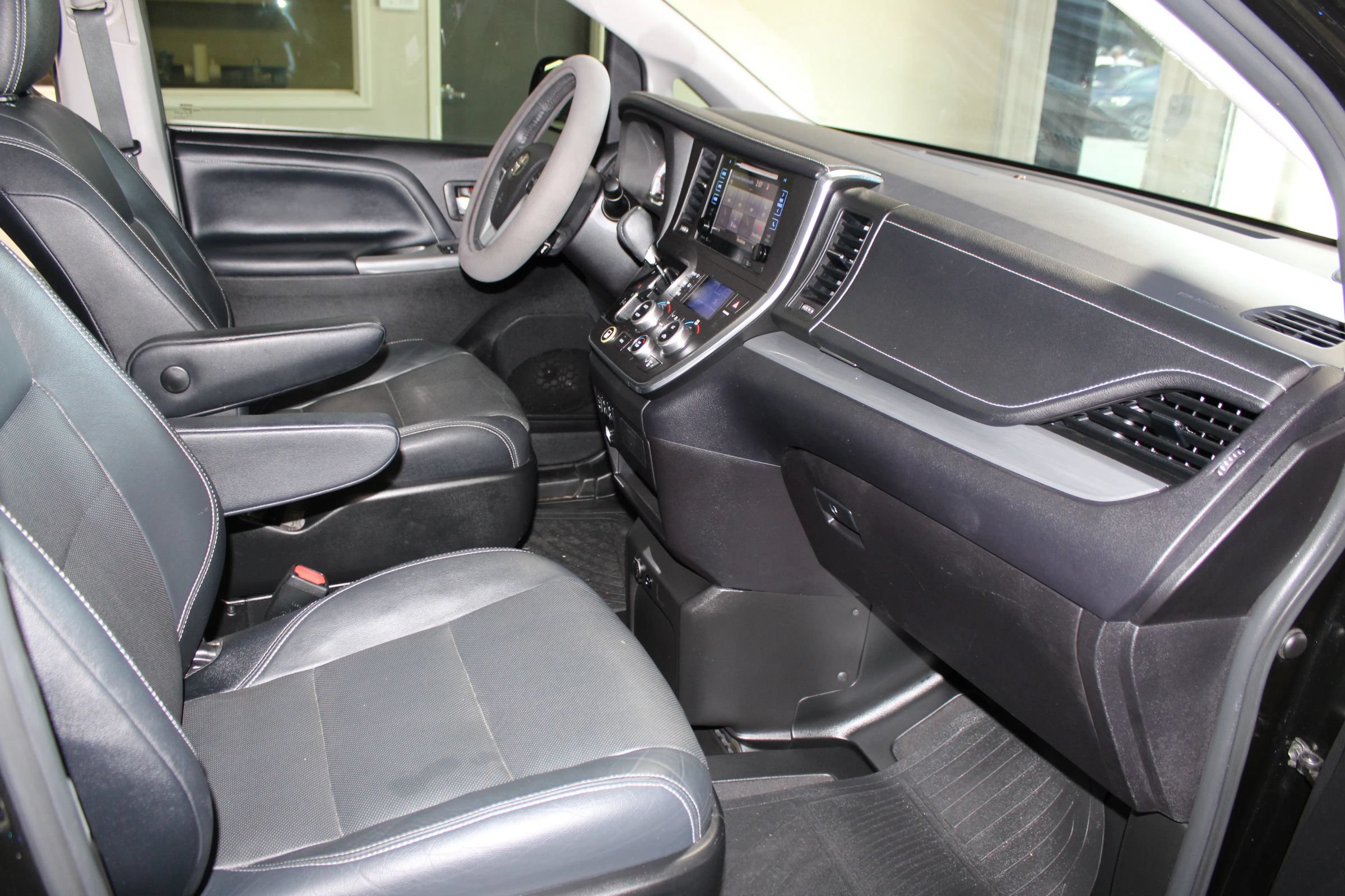 Used 2015 Toyota Sienna SE w/ SE Preferred Package FWD image 36