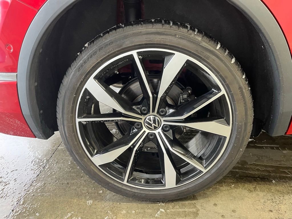 Certified 2024 Volkswagen Tiguan SEL R-Line image 32