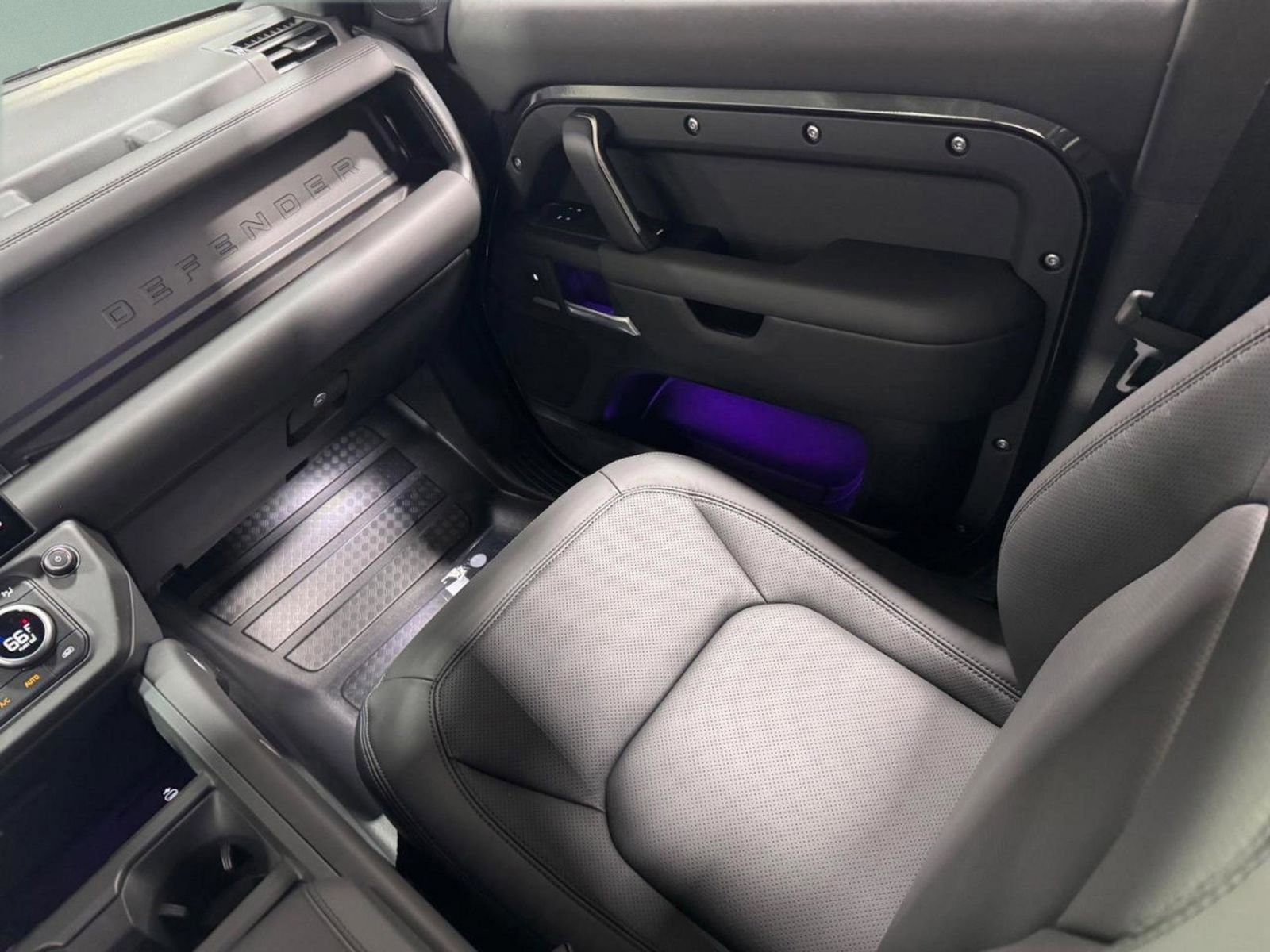 New 2026 Land Rover Defender 130 X-Dynamic SE image 18