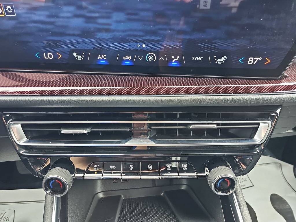 Used 2025 Chevrolet Traverse Z71 AWD/4WD image 24