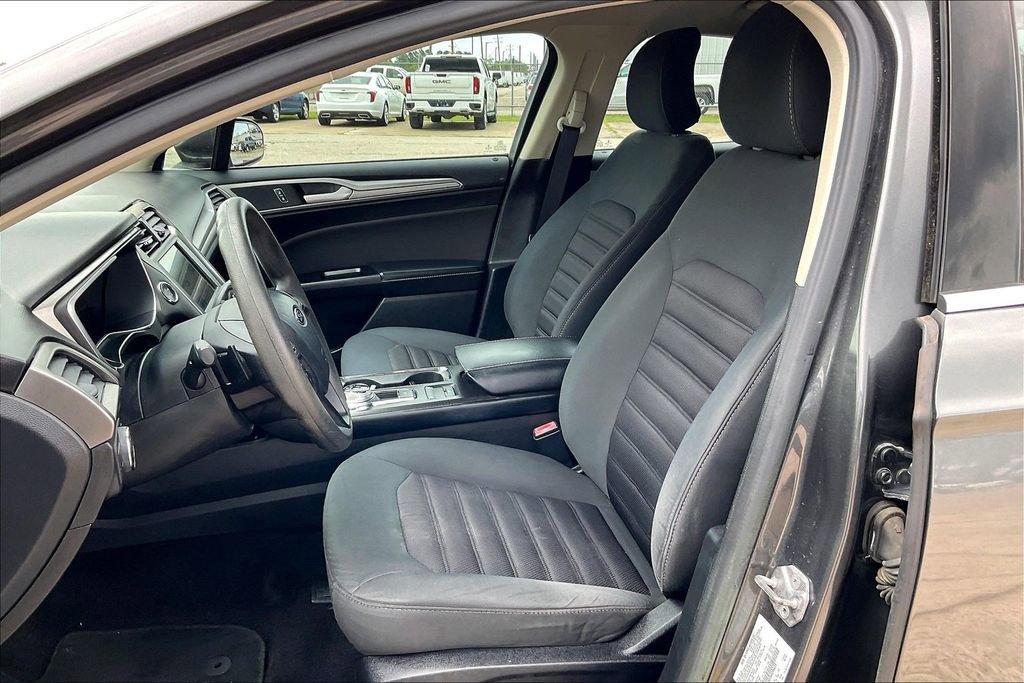 Used 2017 Ford Fusion SE w/ Fusion SE Technology Package FWD image 18