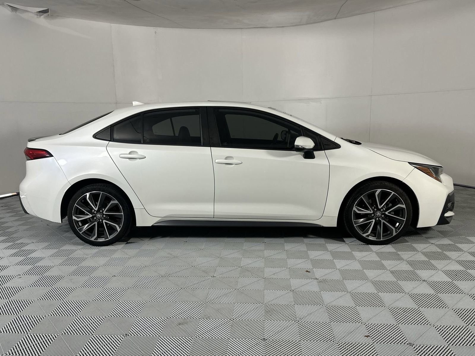 Used 2020 Toyota Corolla XSE FWD image 9