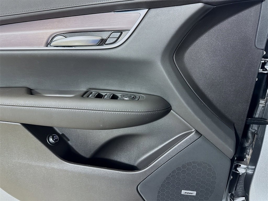 New 2026 Cadillac XT5 Luxury w/ LPO, ONYX Package image 16