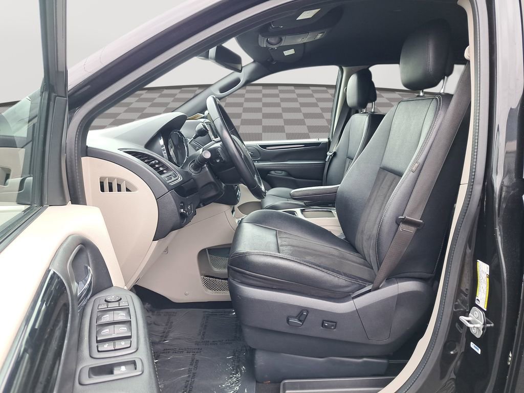 Used 2020 Dodge Grand Caravan SXT image 12