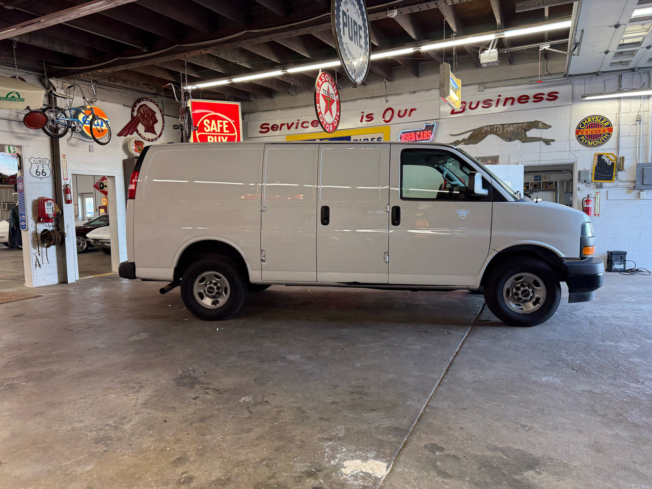 Used 2023 GMC Savana 2500 w/ Driver Convenience Package image 6