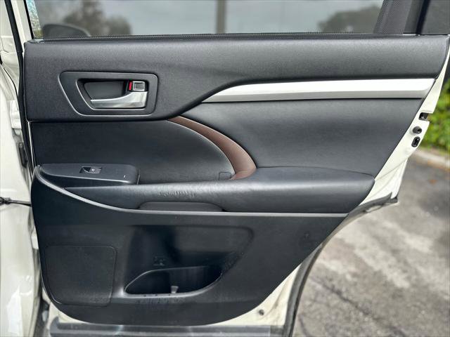 Used 2015 Toyota Highlander XLE image 26