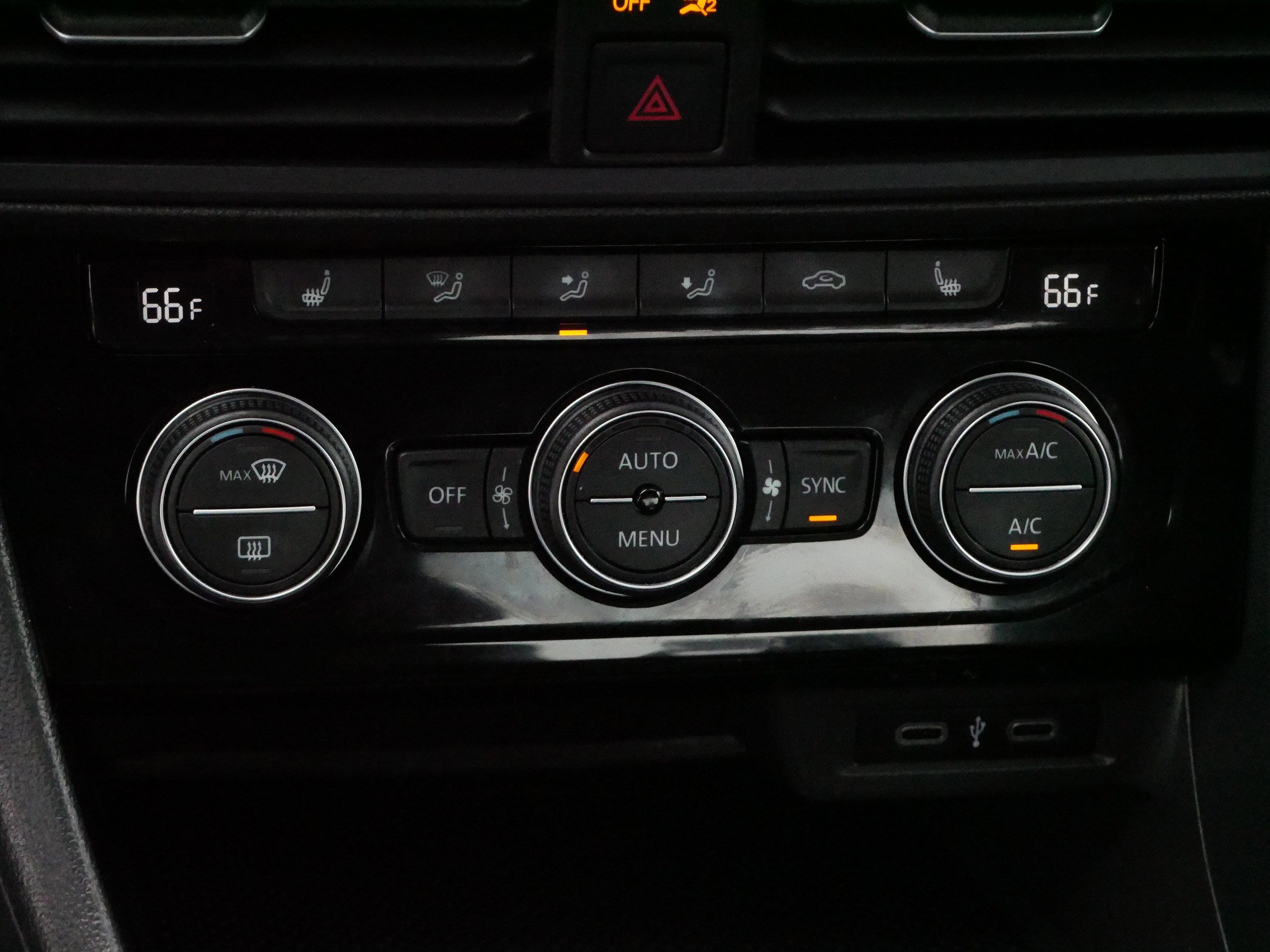 Certified 2022 Volkswagen Jetta SE w/ Panoramic Sunroof Package image 23