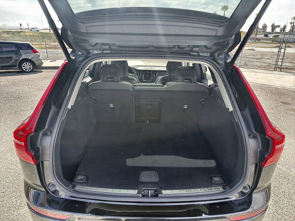 Used 2025 Volvo XC60 B5 Plus image 21