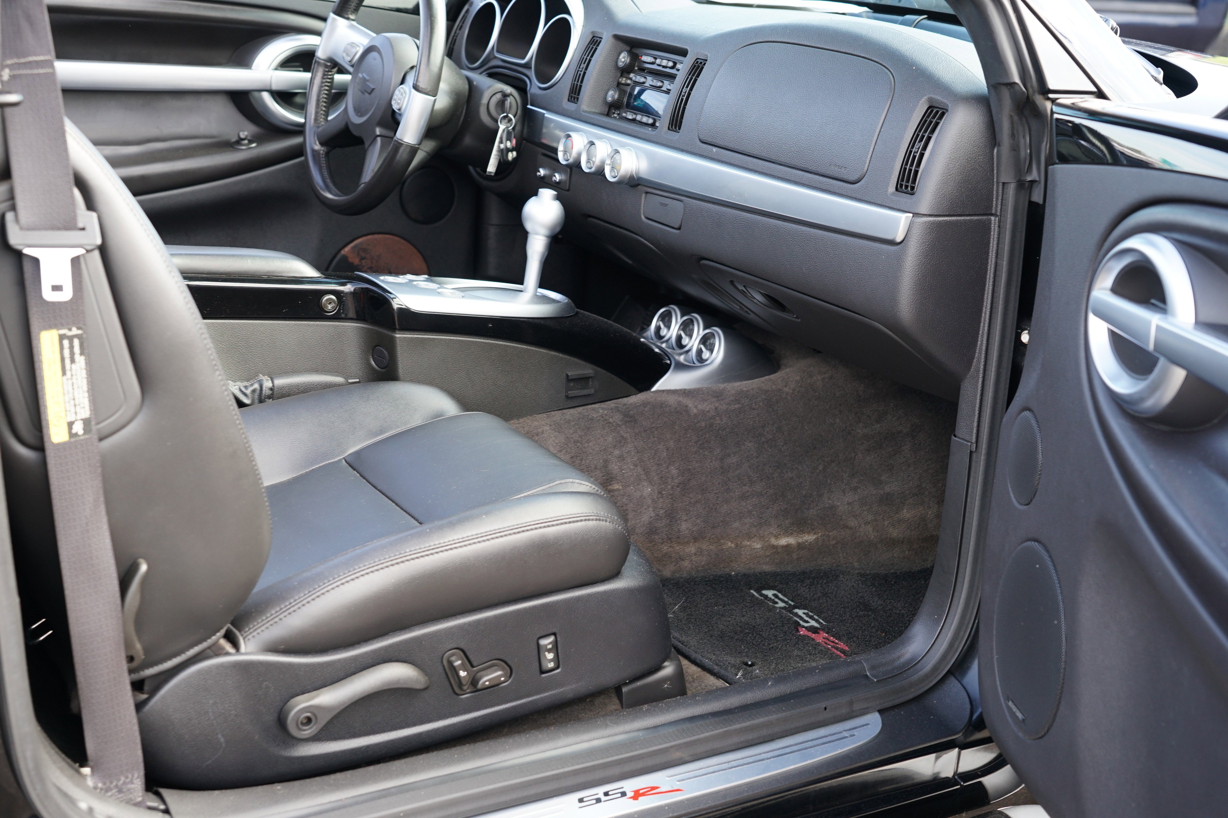 Used 2006 Chevrolet SSR w/ Preferred Equipment Group RWD image 13