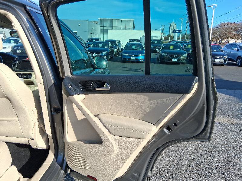Used 2011 Volkswagen Tiguan S image 20