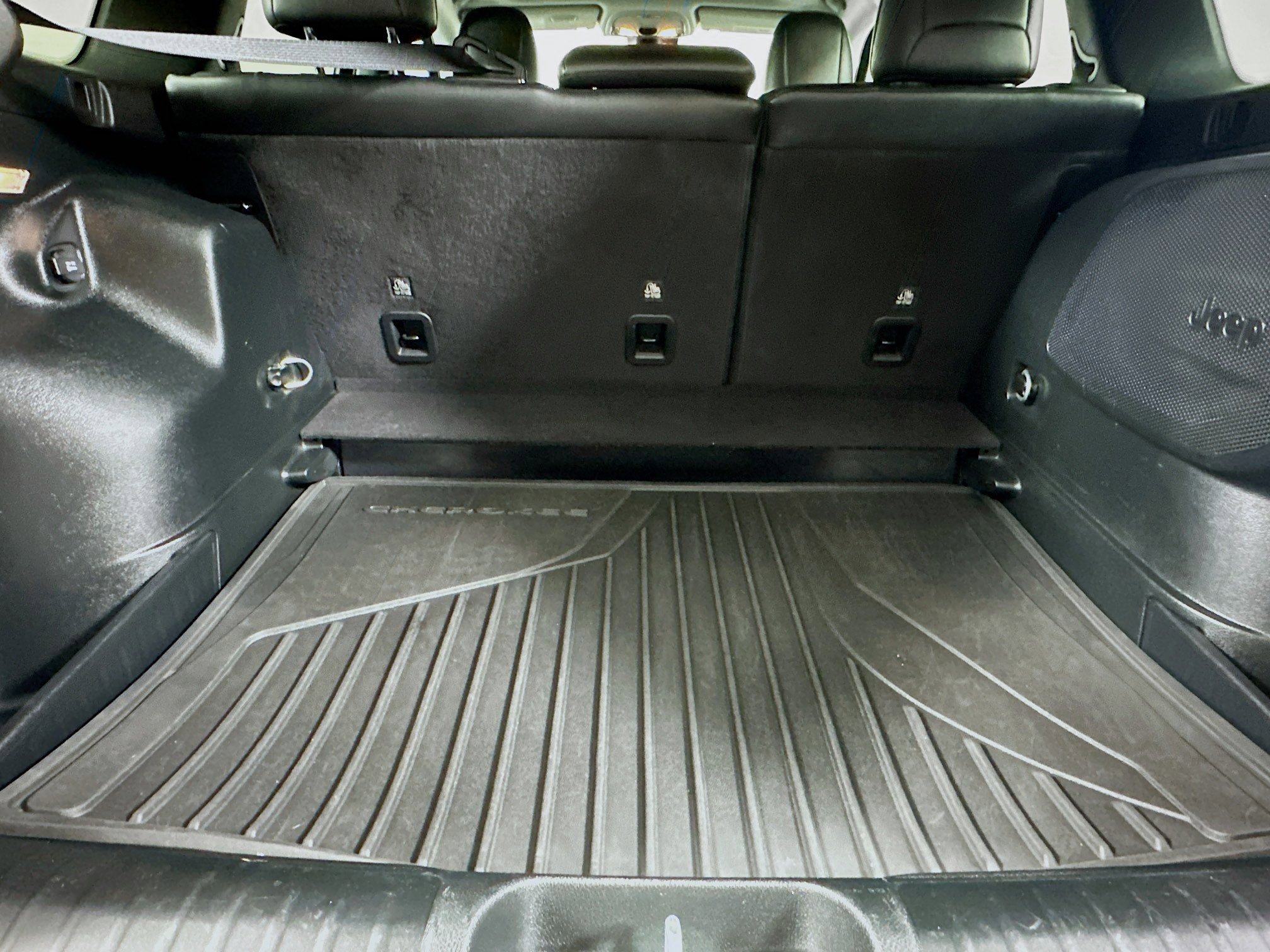 Used 2022 Jeep Cherokee Limited w/ Mopar Interior Package image 28