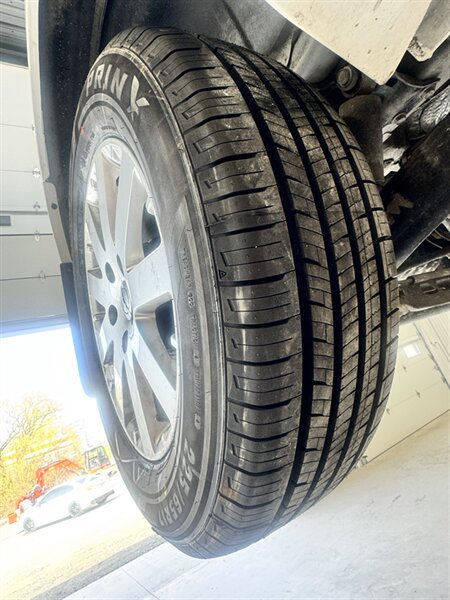 Used 2013 Chrysler Town & Country Touring image 23