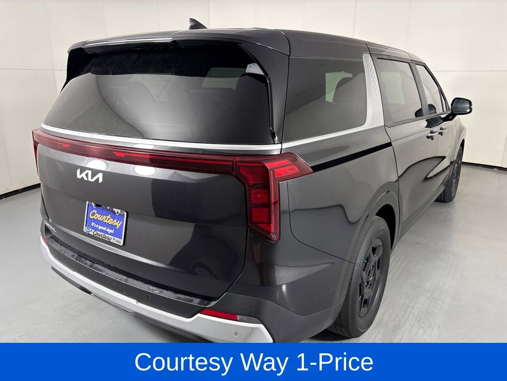 Used 2025 Kia Carnival FWD image 11