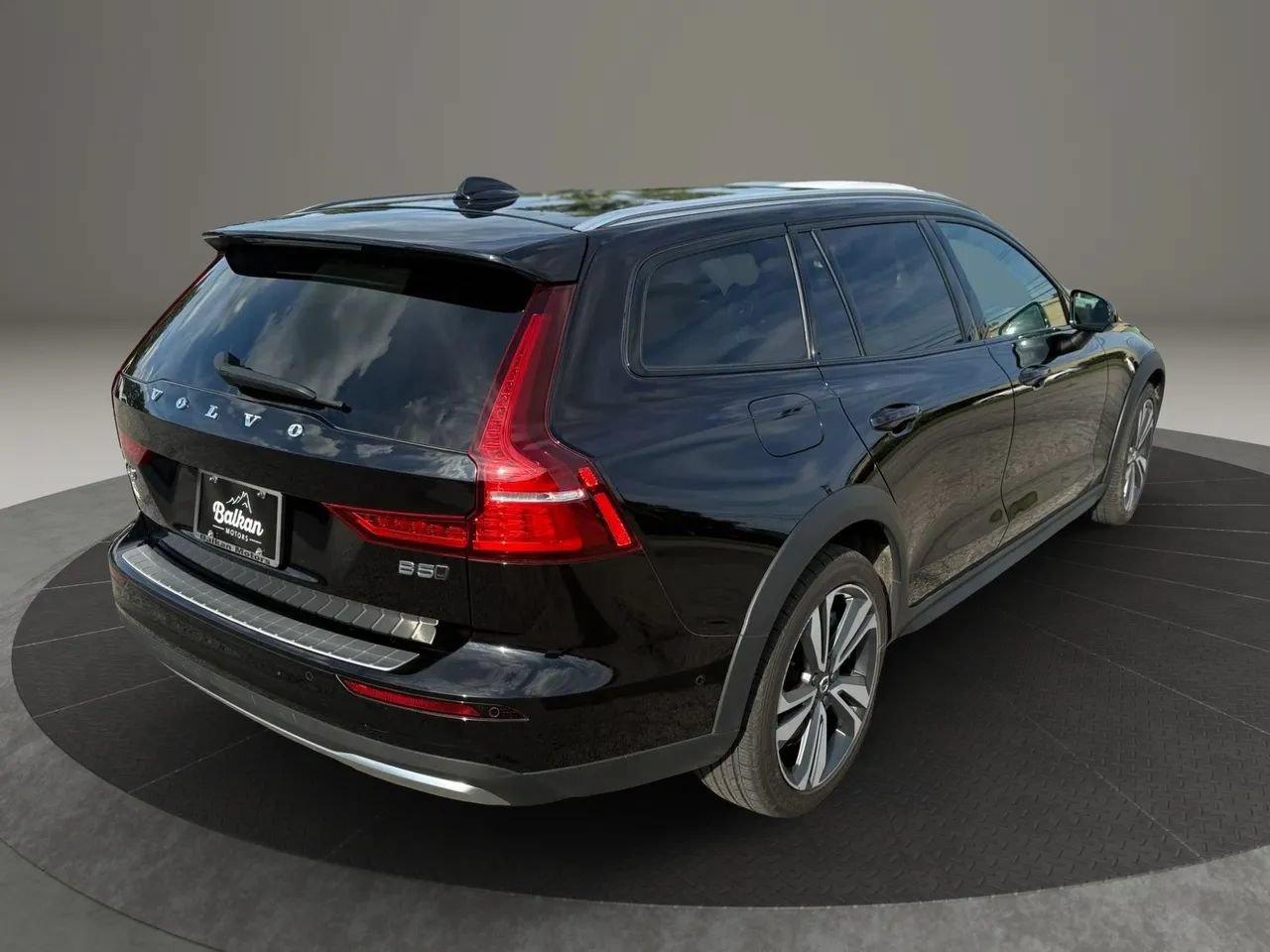 Used 2023 Volvo V60 B5 Cross Country Plus w/ Climate Package AWD/4WD image 5