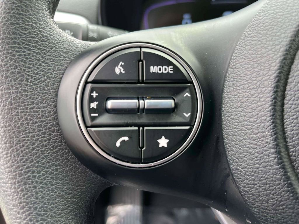 Used 2025 Kia Soul LX w/ LX Technology Package FWD image 16