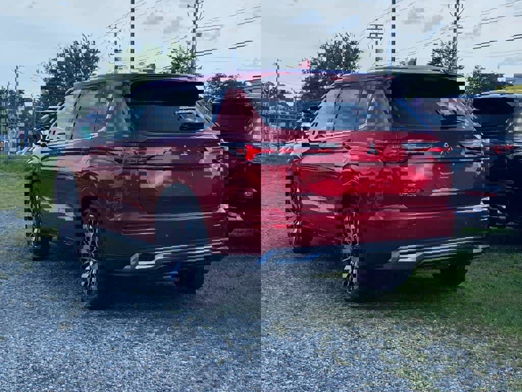 New 2025 Mitsubishi Outlander SE image 3