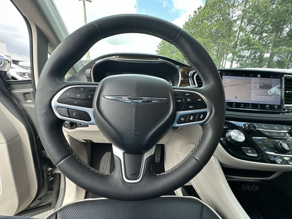 Used 2023 Chrysler Pacifica Limited FWD image 11