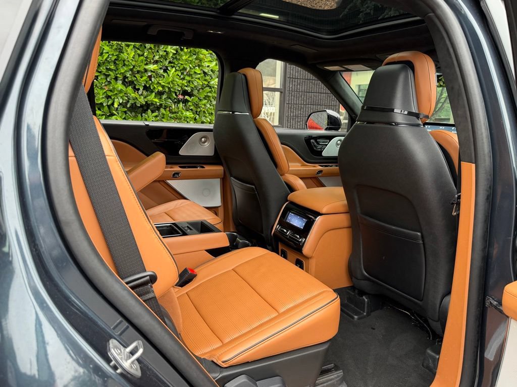 Used 2024 Lincoln Aviator Black Label w/ Dynamic Handling Package AWD/4WD image 38