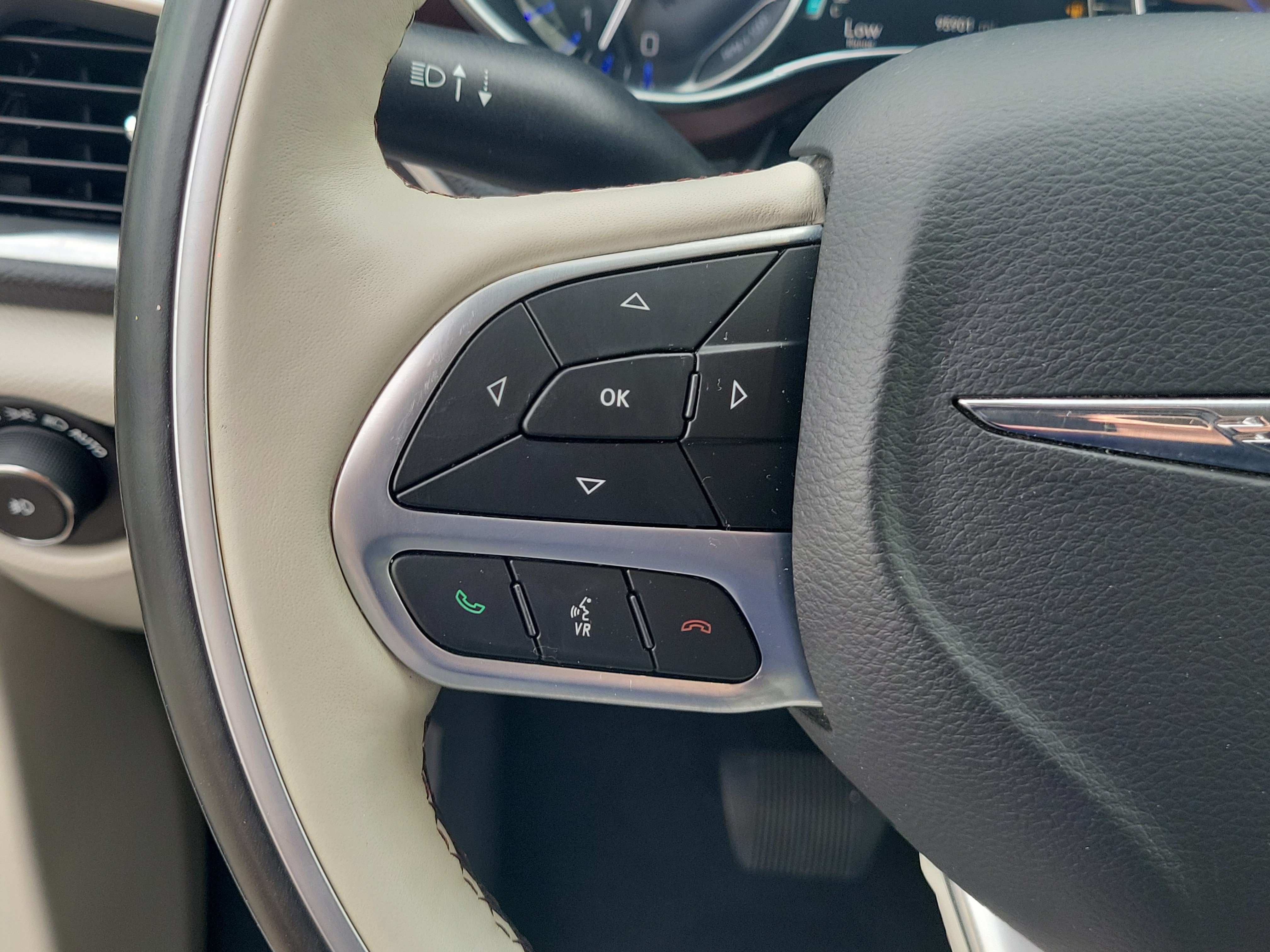 Used 2019 Chrysler Pacifica Limited FWD image 23