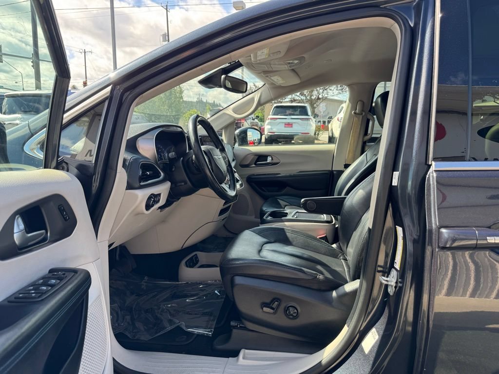 Used 2021 Chrysler Pacifica Touring-L FWD image 12