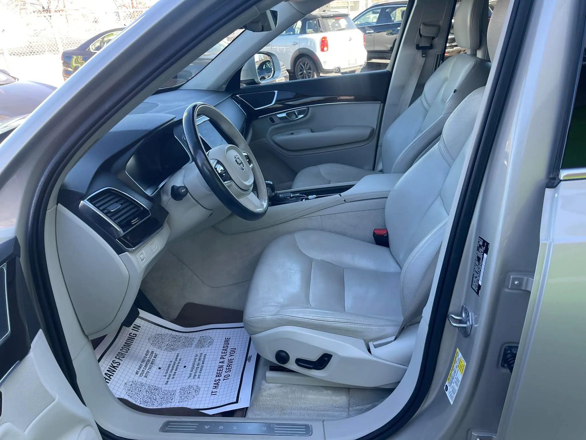 Used 2016 Volvo XC90 T6 Momentum w/ Momentum Plus Package image 9