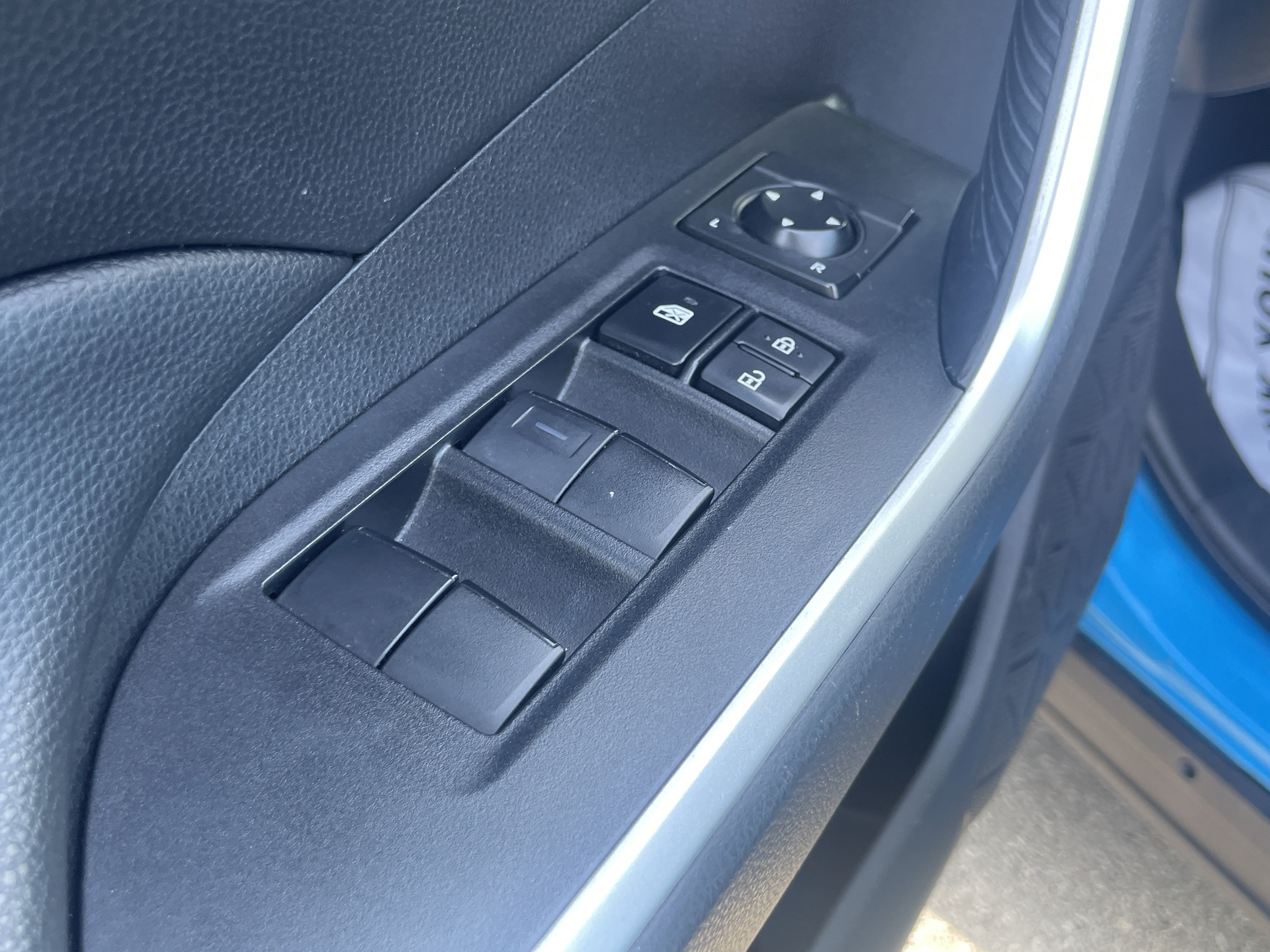 Used 2021 Toyota RAV4 LE AWD/4WD image 13