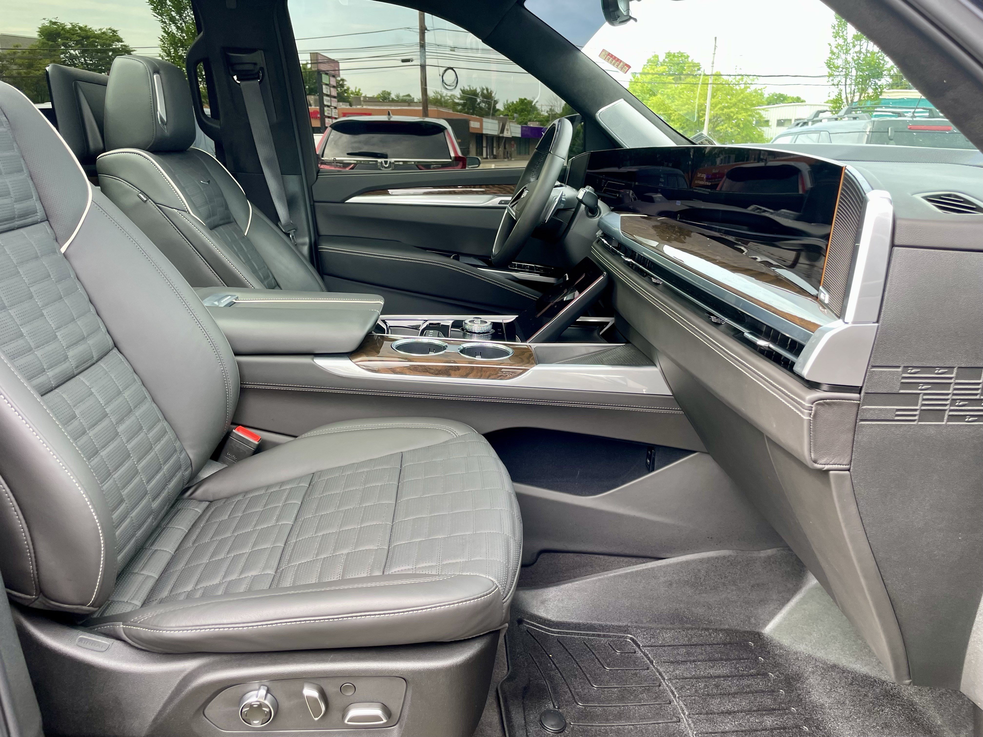 Used 2025 Cadillac Escalade Sport Platinum w/ LPO, ONYX Package AWD/4WD image 15