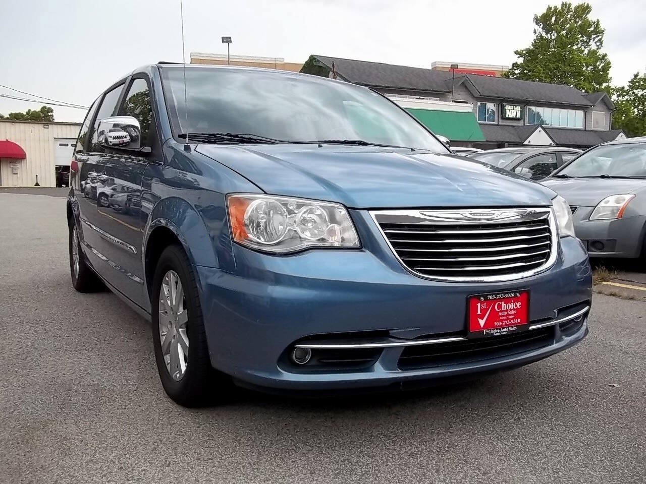 Used 2012 Chrysler Town & Country Touring-L w/ Entertainment Group #2 FWD image 5
