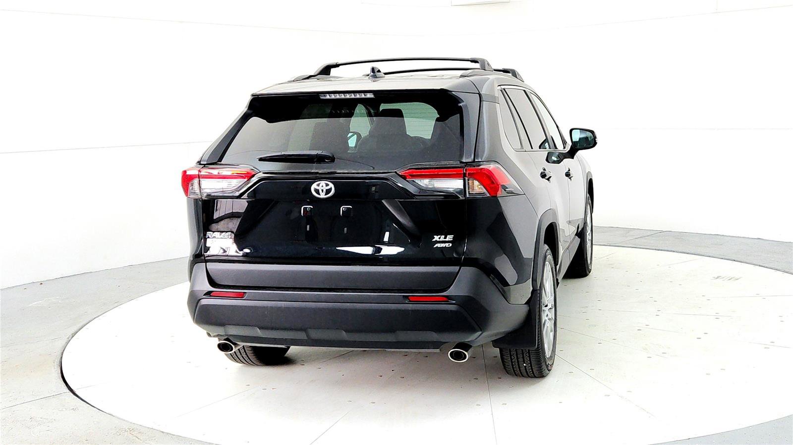Used 2023 Toyota RAV4 XLE Premium image 5