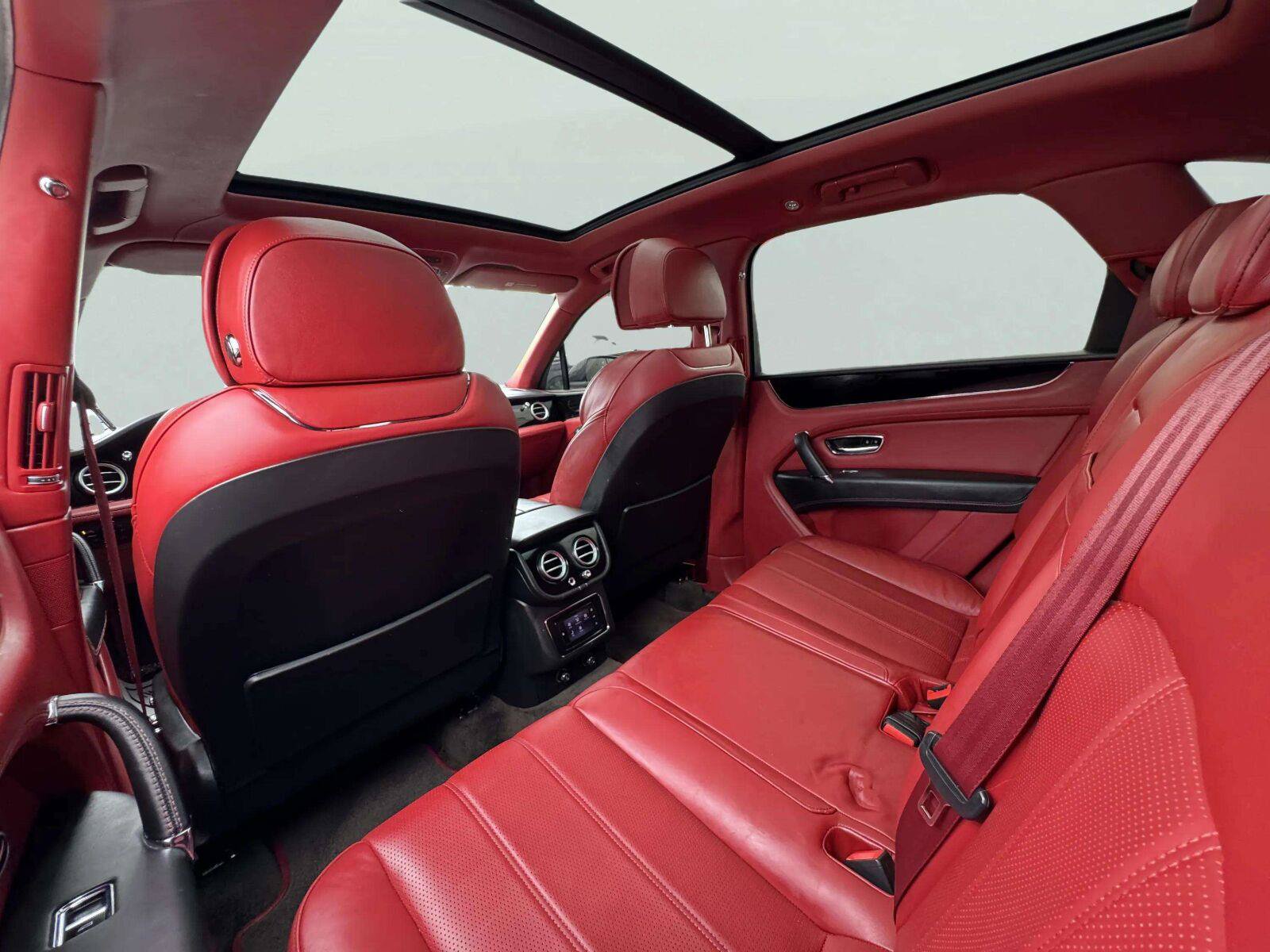 Used 2018 Bentley Bentayga AWD/4WD image 81