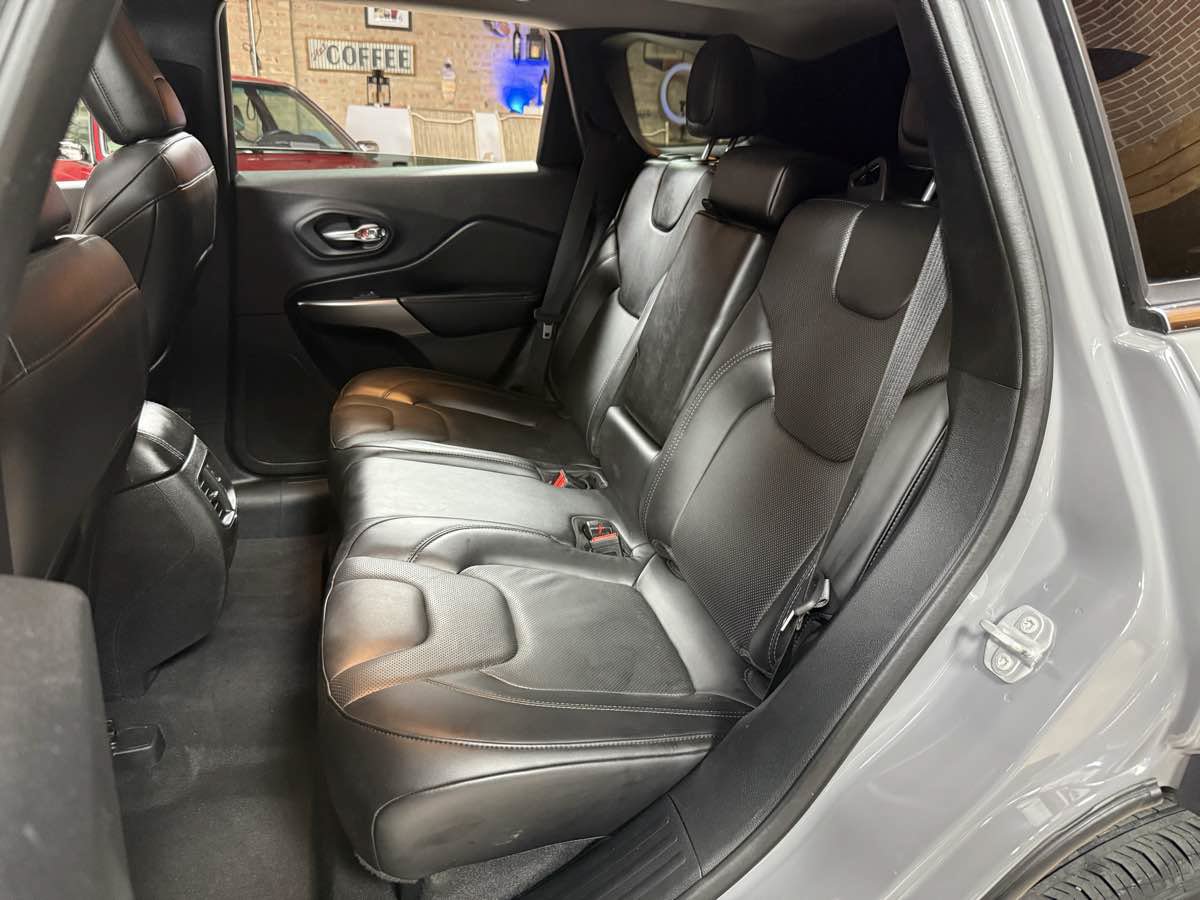 Used 2020 Jeep Cherokee Limited AWD/4WD image 28