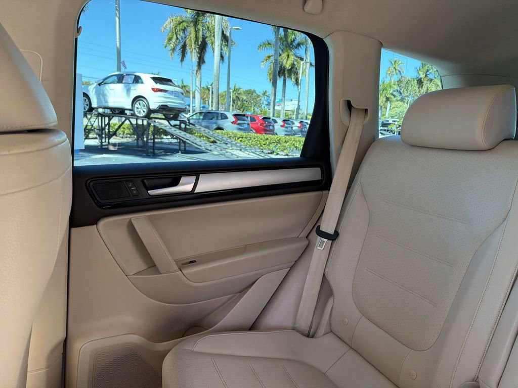 Used 2013 Volkswagen Touareg Sport image 13