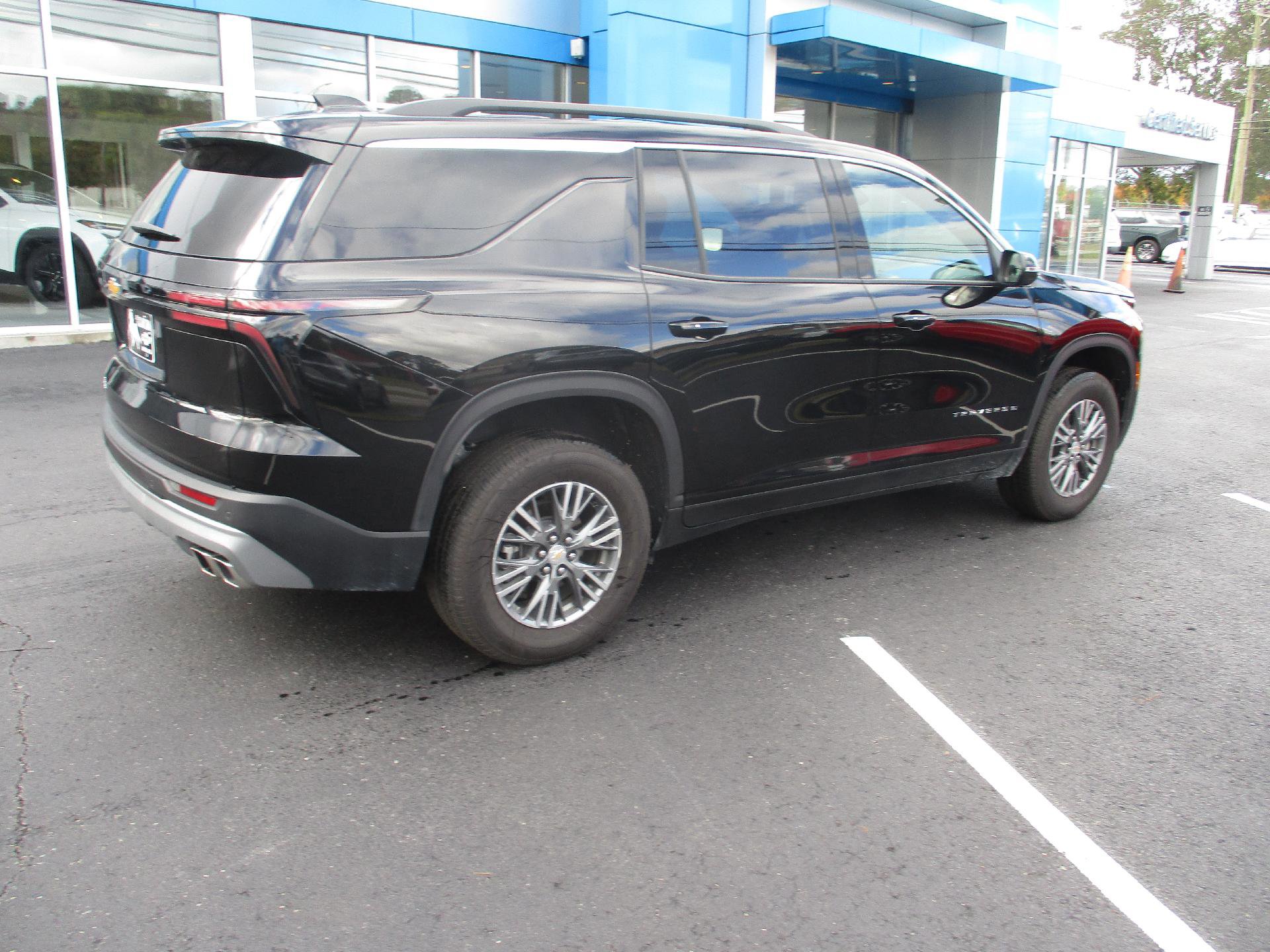 Used 2025 Chevrolet Traverse LT image 3