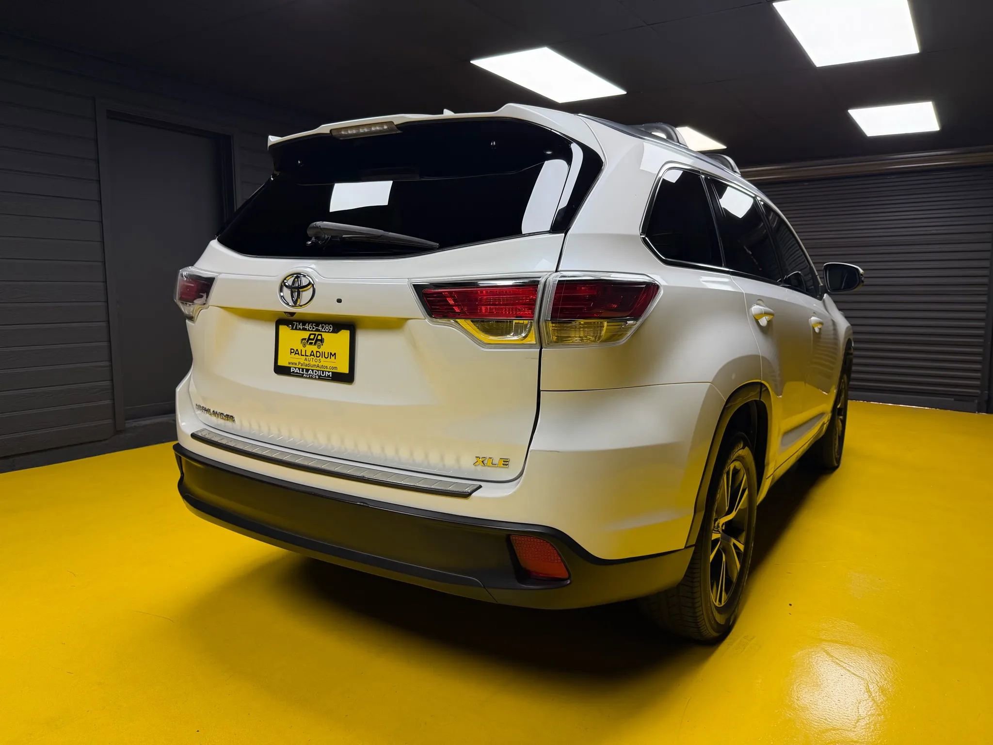 Used 2016 Toyota Highlander XLE w/ Preferred Accessory Package FWD image 6
