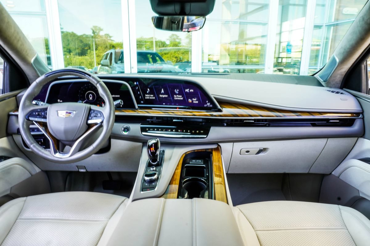 Used 2024 Cadillac Escalade ESV Sport Platinum w/ LPO, ONYX Package AWD/4WD image 5