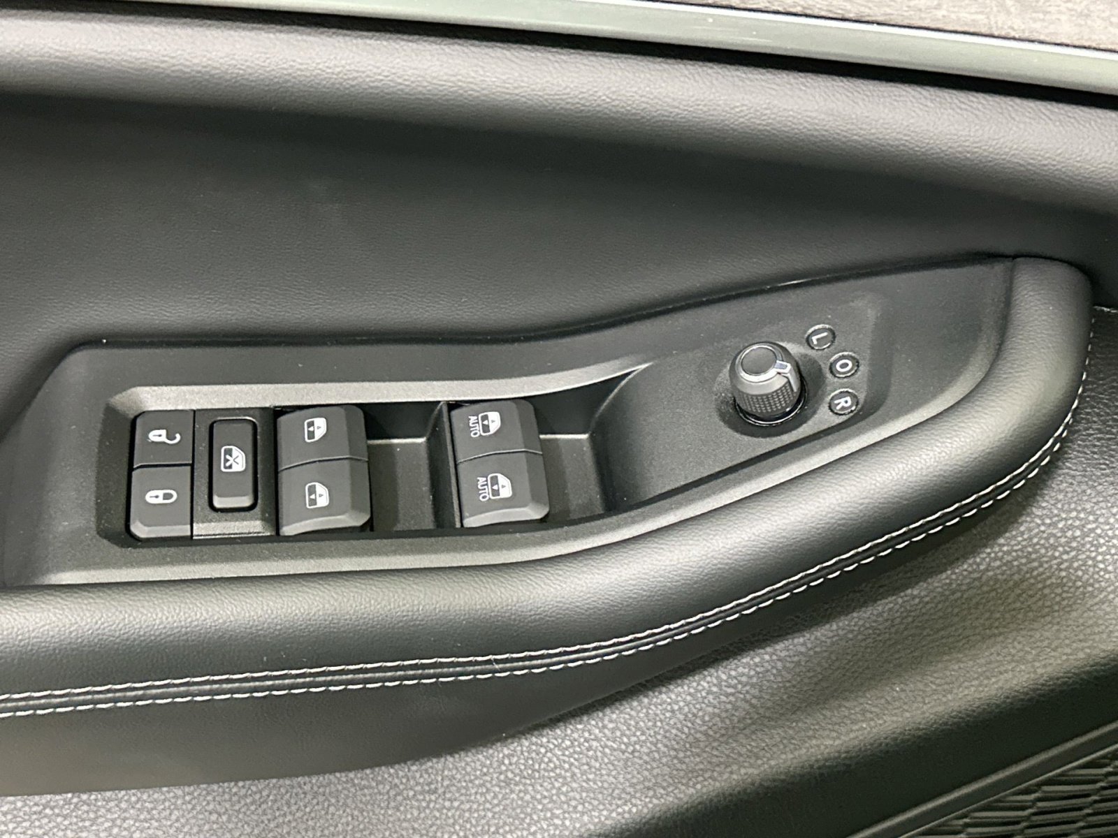 Used 2025 Jeep Grand Cherokee Limited w/ Luxury Tech Group II image 16