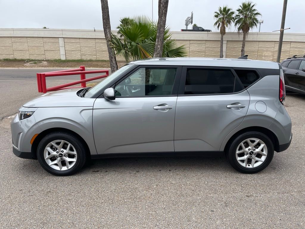 Used 2023 Kia Soul LX w/ LX Technology Package image 3