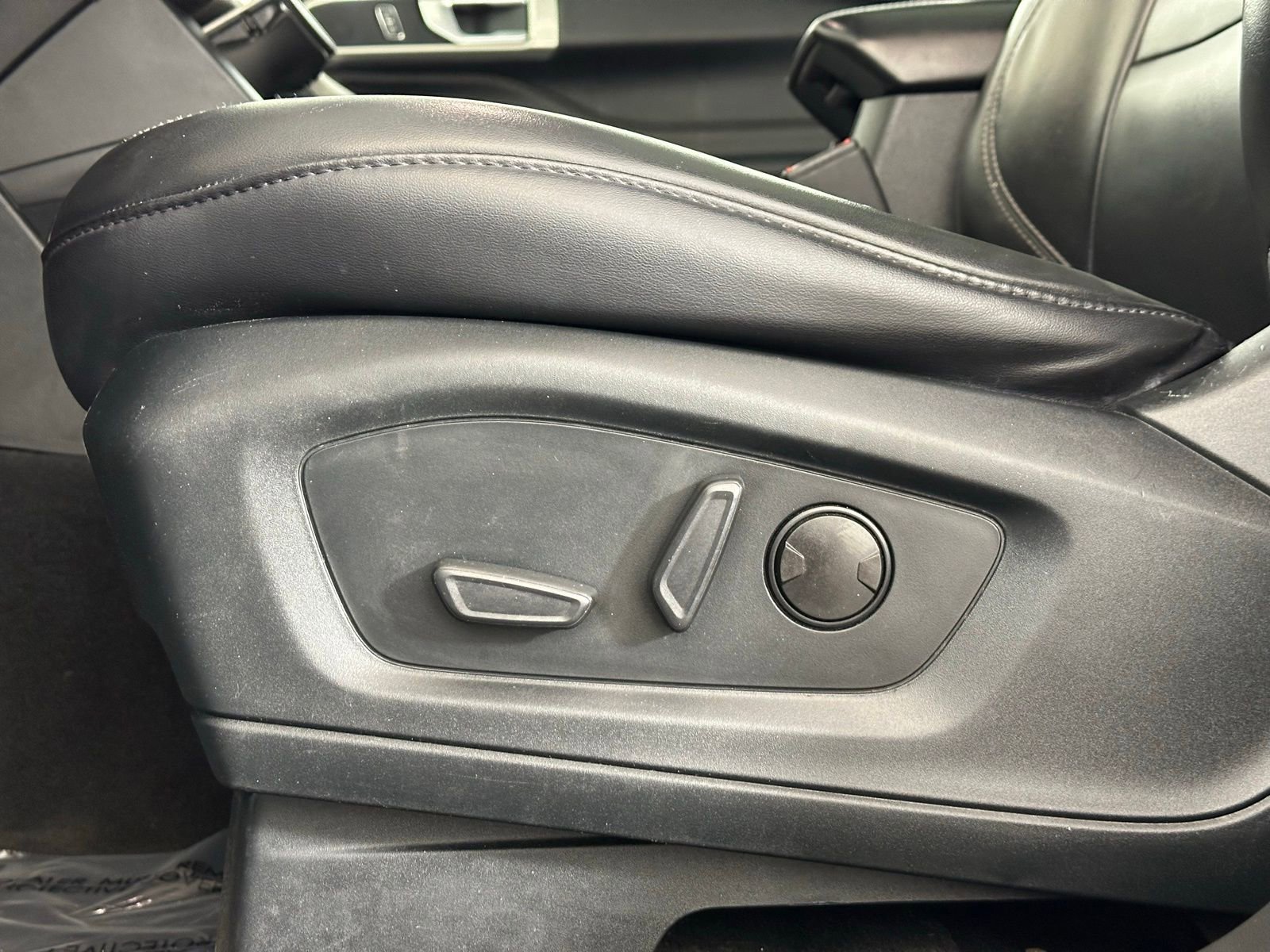 Used 2023 Ford Explorer XLT w/ Equipment Group 202A image 8