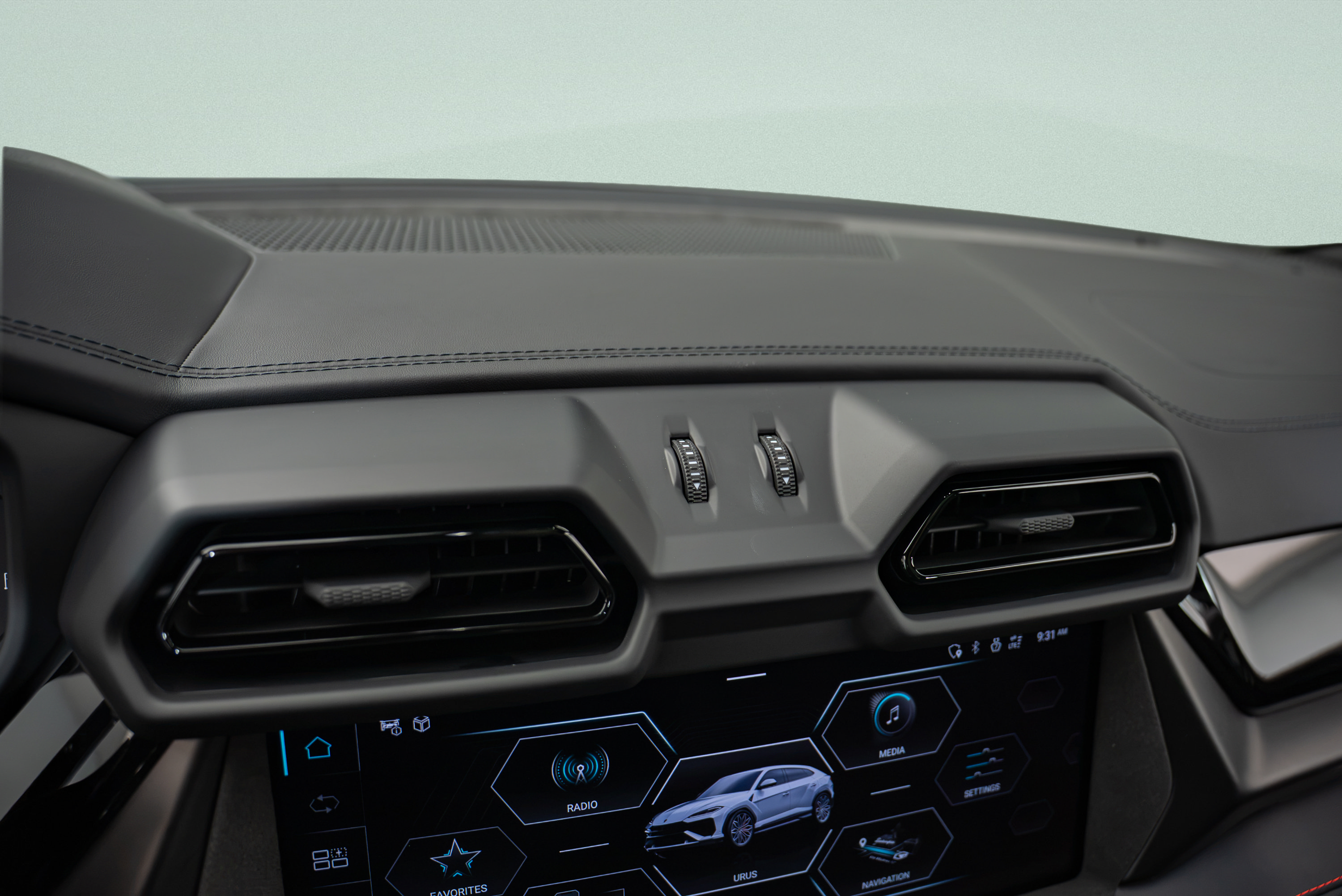 Used 2025 Lamborghini Urus SE AWD/4WD image 15