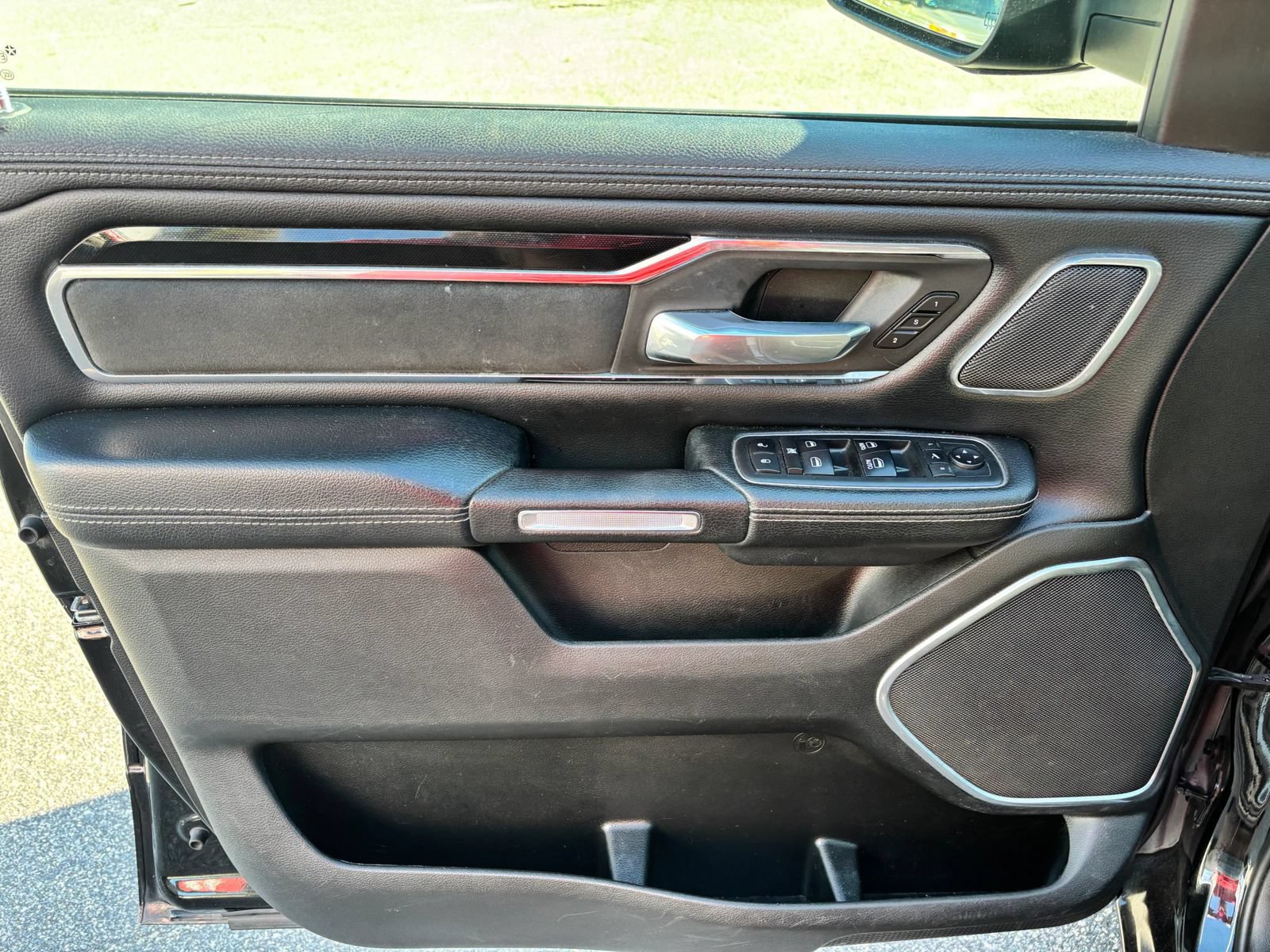 Used 2019 RAM 1500 Laramie AWD/4WD image 17