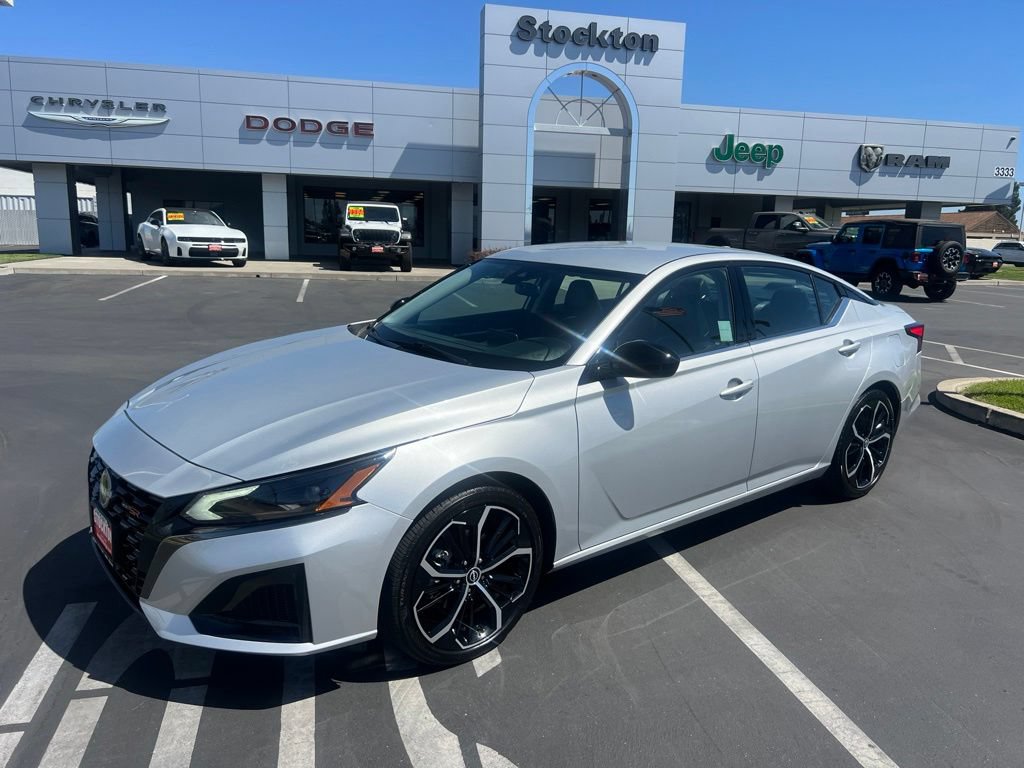 Used 2025 Nissan Altima 2.5 SR FWD image 3