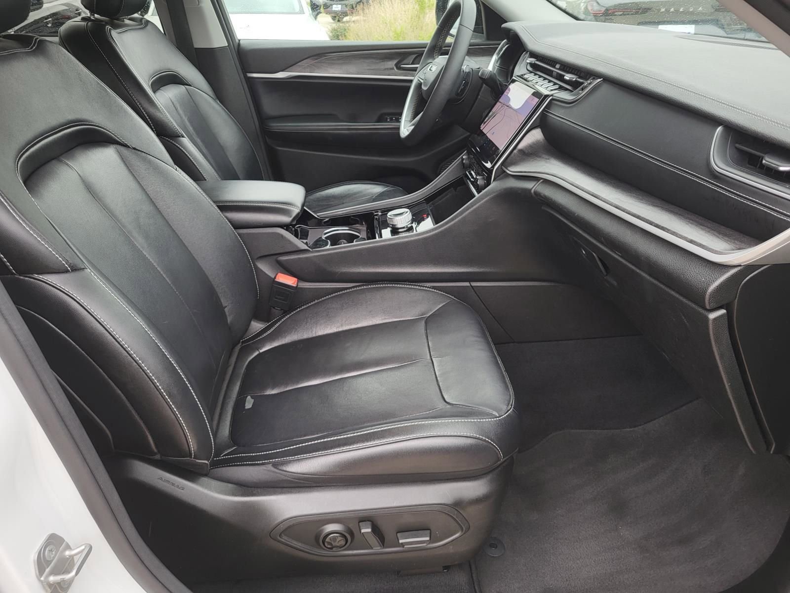 Used 2023 Jeep Grand Cherokee Limited w/ Black Appearance Package image 7