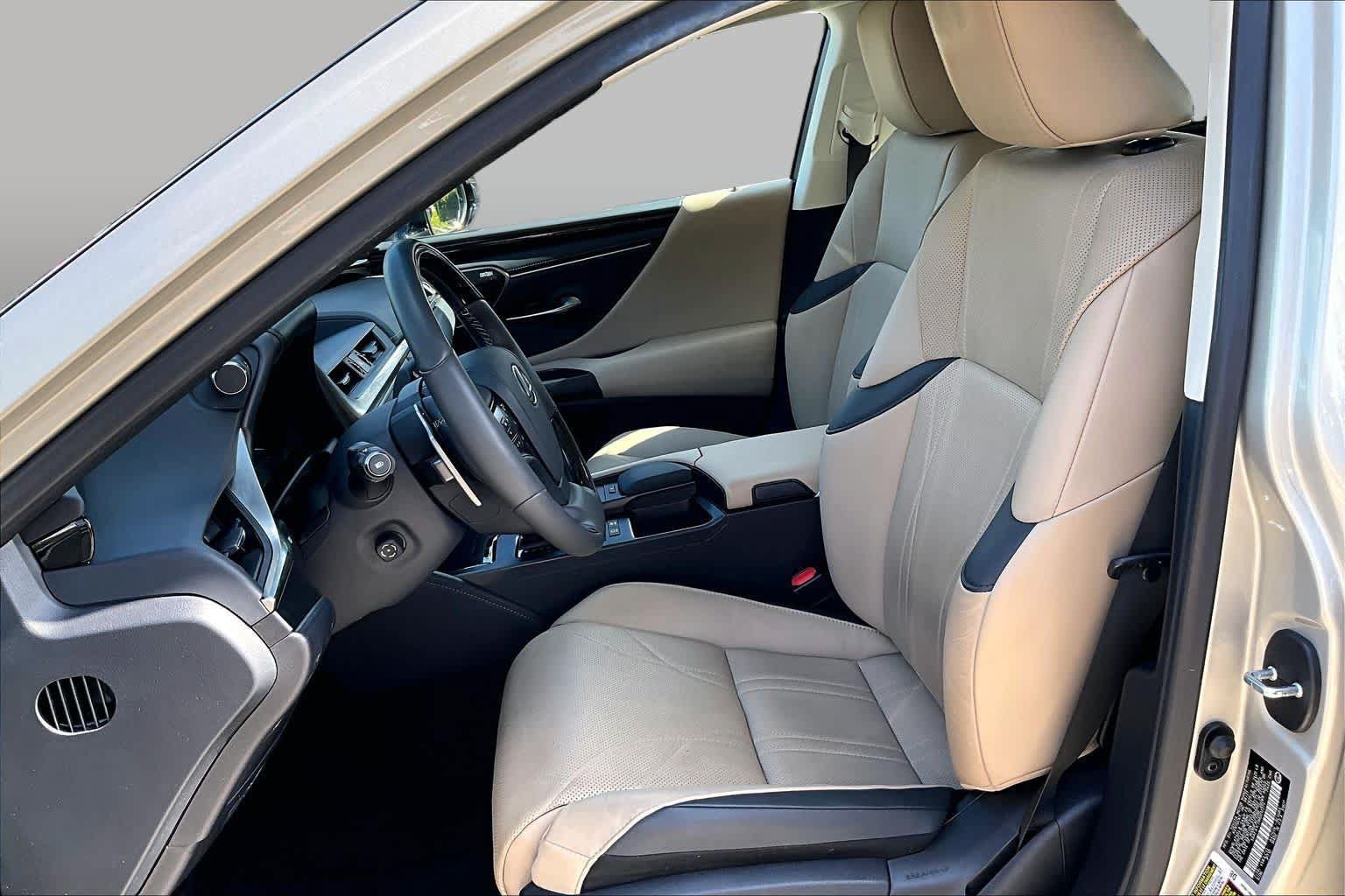 Used 2021 Lexus ES 300h Ultra Luxury w/ Accessory Package 2 FWD image 8