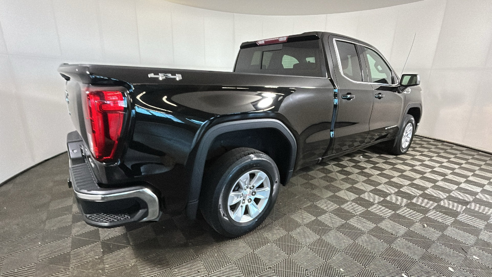 Used 2019 GMC Sierra 1500 SLE w/ SLE Value Package AWD/4WD image 3