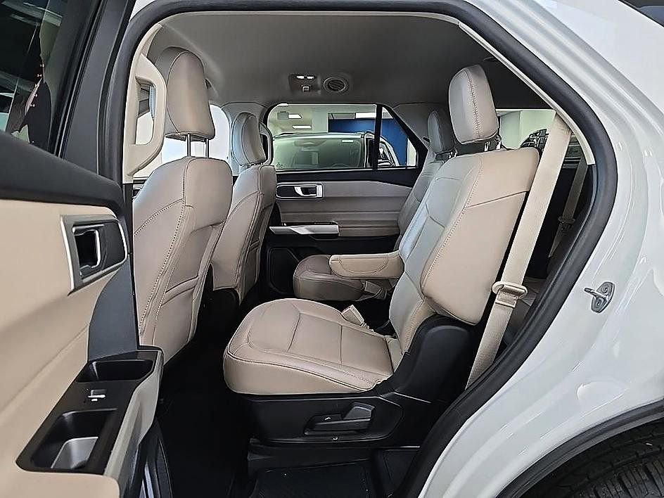 Used 2023 Ford Explorer XLT w/ Equipment Group 202A AWD/4WD image 28