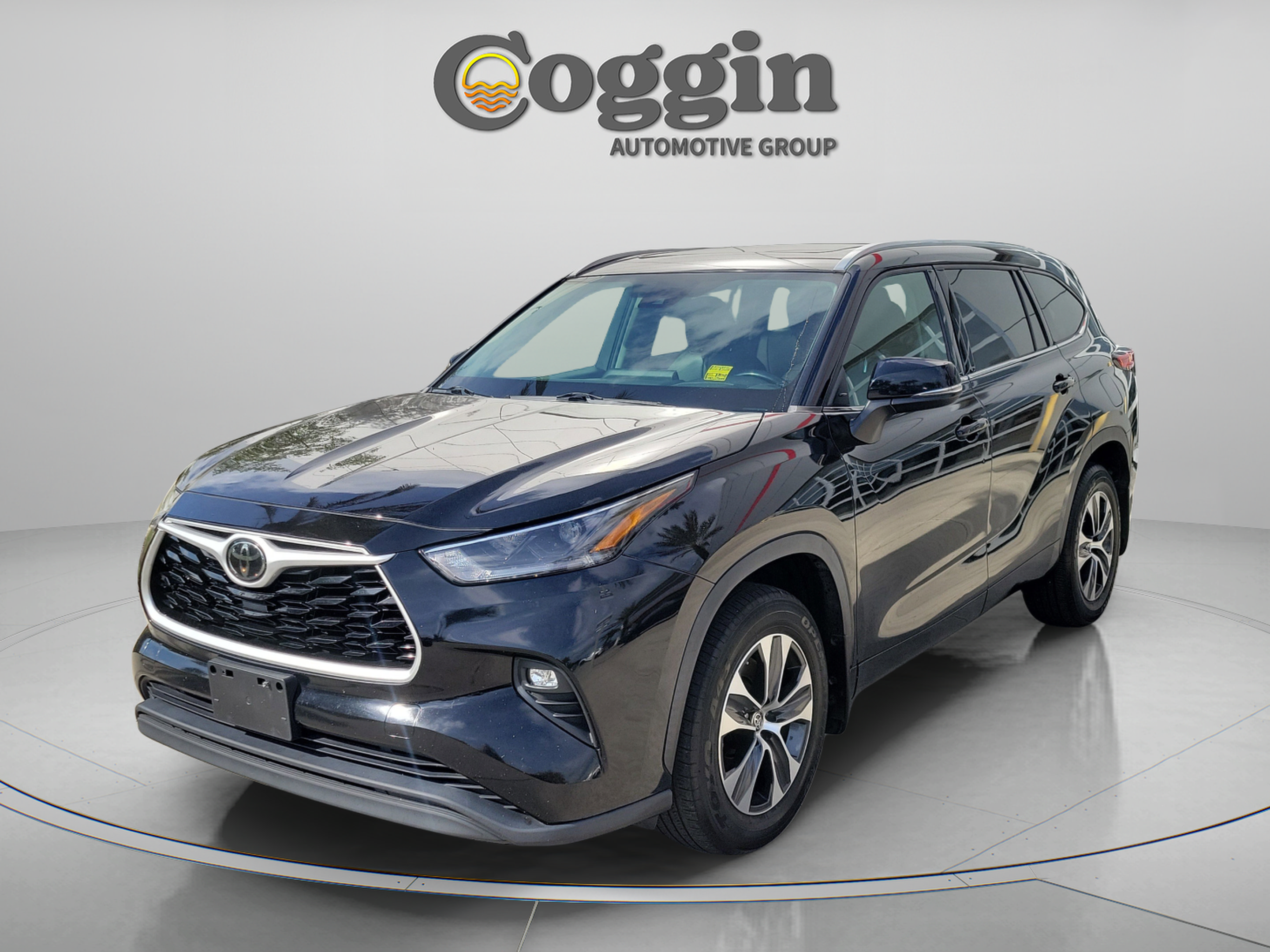 Used 2021 Toyota Highlander XLE AWD/4WD image 1