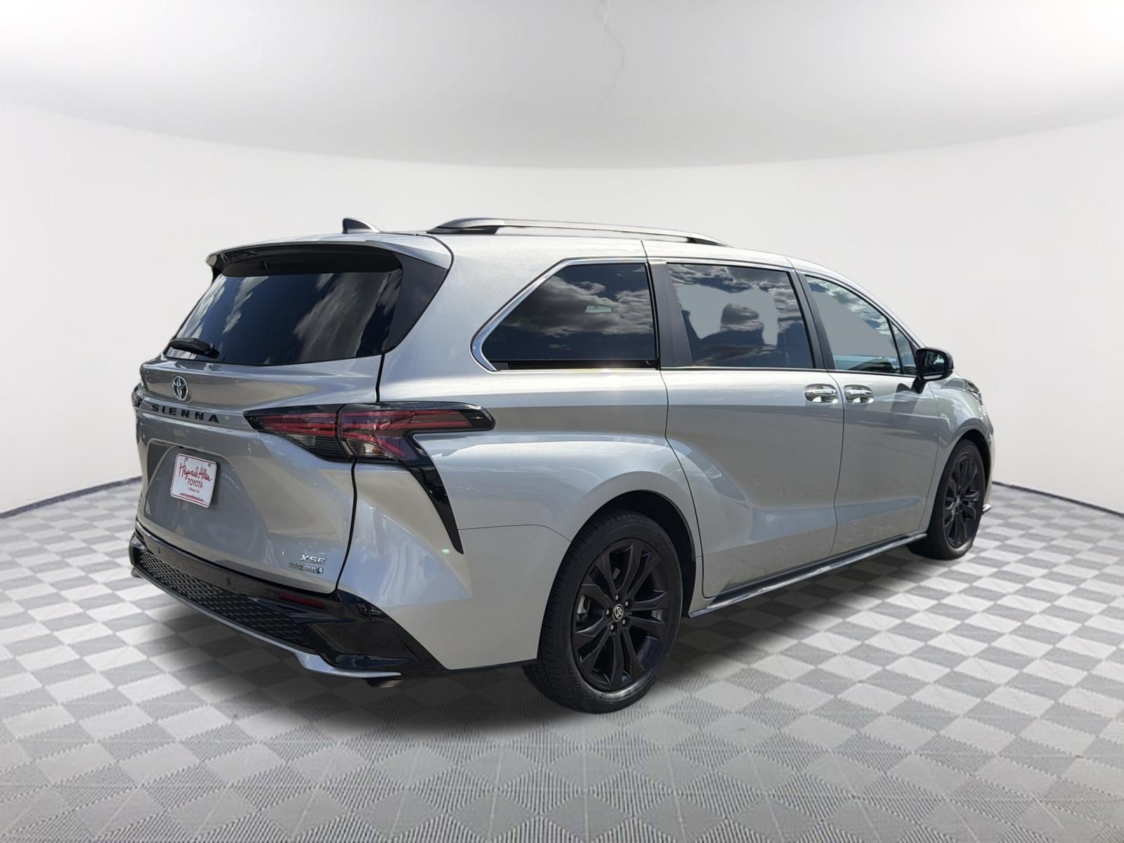 Used 2022 Toyota Sienna XSE FWD image 17