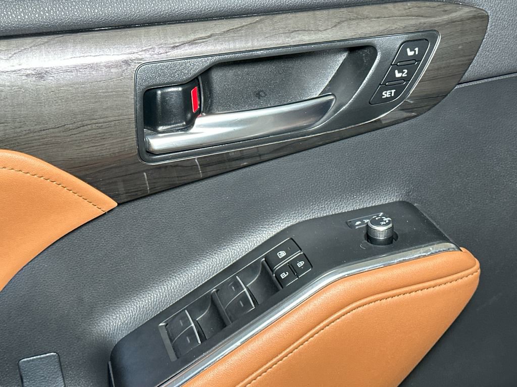 Used 2023 Toyota Highlander Platinum FWD image 18