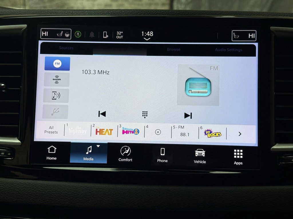 Used 2022 Chrysler Pacifica Touring-L image 16